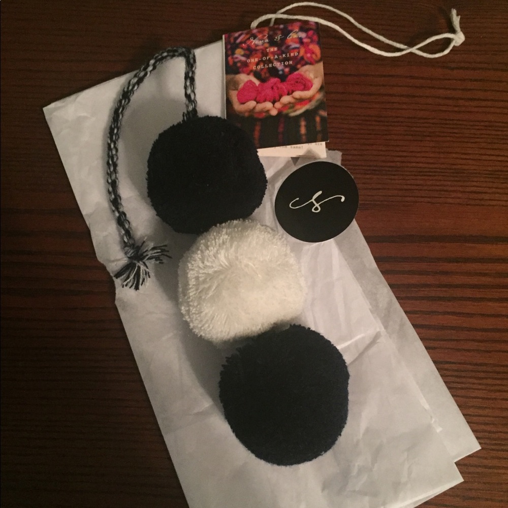 NWOT Nena & co triple Pom (Bold)